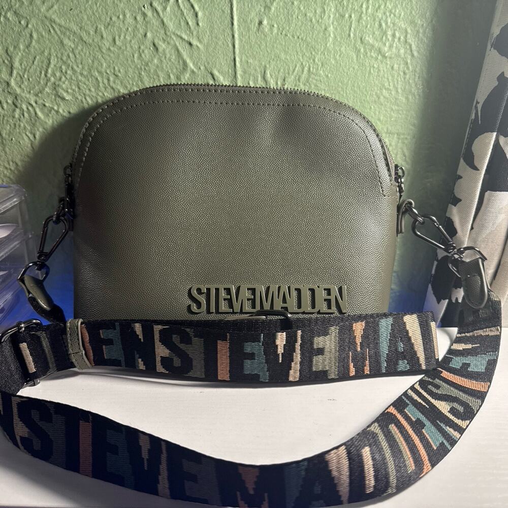Steve Madden Dome Crossover Purse/ Bag Zip Up Olive Green Color. Good Condition!